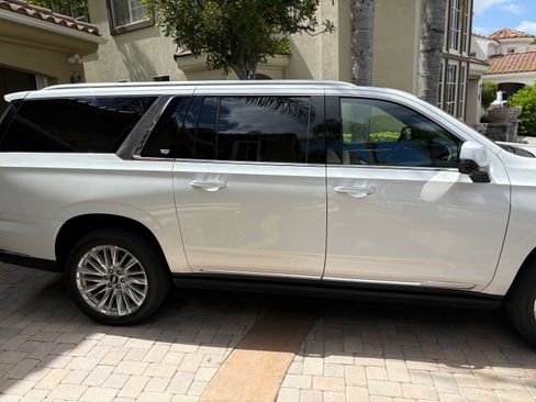 Used 2025 Cadillac Escalade ESV Premium Luxury AWD/4WD image 4
