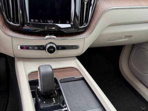 Used 2022 Volvo XC60 B5 Momentum image 6