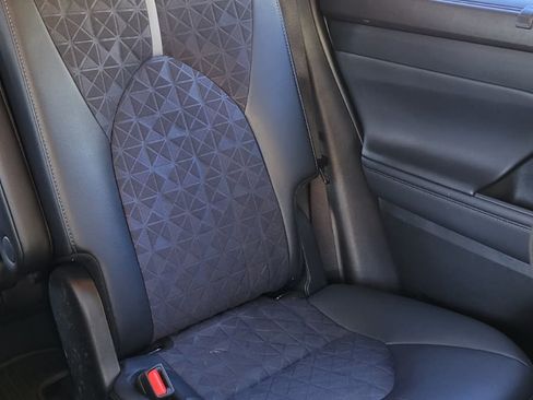 Used 2024 Toyota Highlander XLE image 9