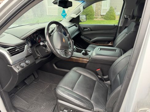 Used 2019 Chevrolet Suburban LT w/ Luxury Package AWD/4WD image 5