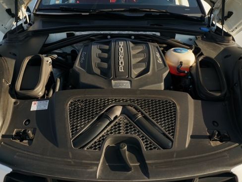 Used 2015 Porsche Macan Turbo image 19