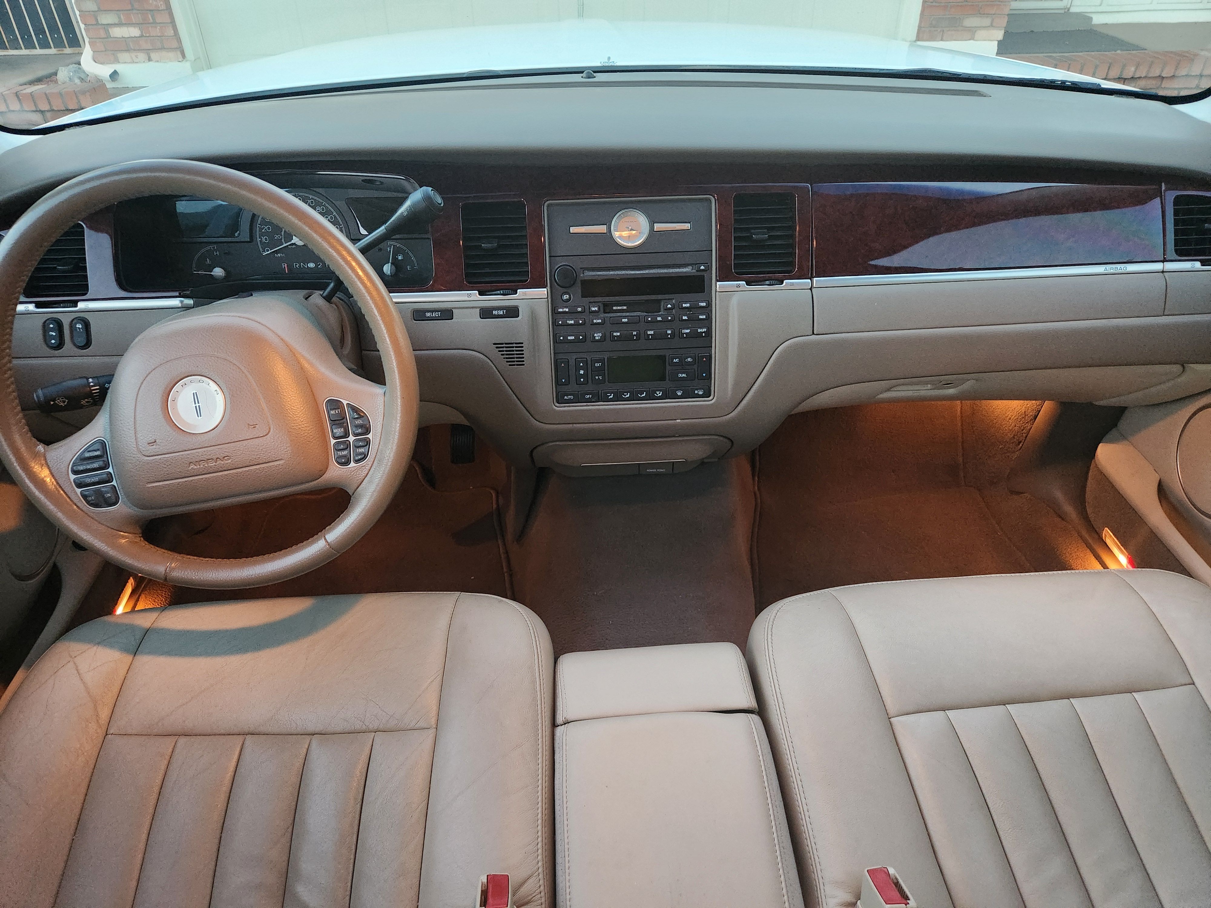 Used 2003 Lincoln Town Car Executive RWD image 20