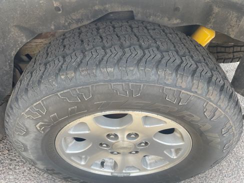 Used 2004 Chevrolet Tahoe Z71 w/ Z71 Preferred Equipment Group AWD/4WD image 16