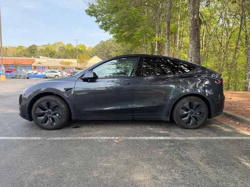 Used 2024 Tesla Model Y Long Range RWD image 6