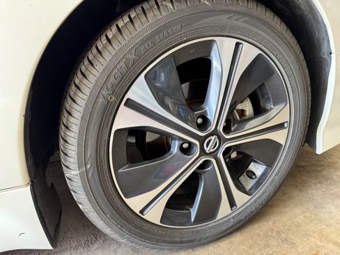 Used 2020 Nissan Leaf SV w/ SV Technology Package image 11