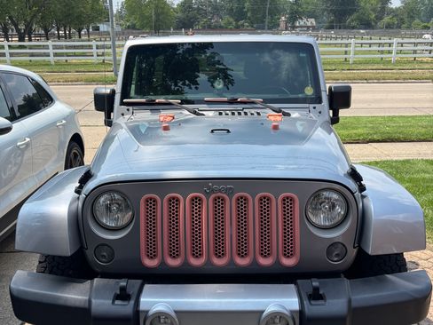 Used 2016 Jeep Wrangler Unlimited Sahara w/ Max Tow Package AWD/4WD image 1