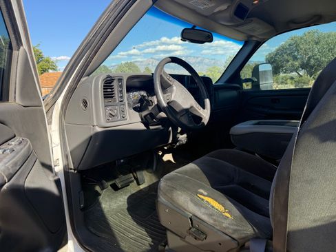 Used 2004 GMC Sierra 2500 SLE w/ Heavy-Duty Power Package image 10