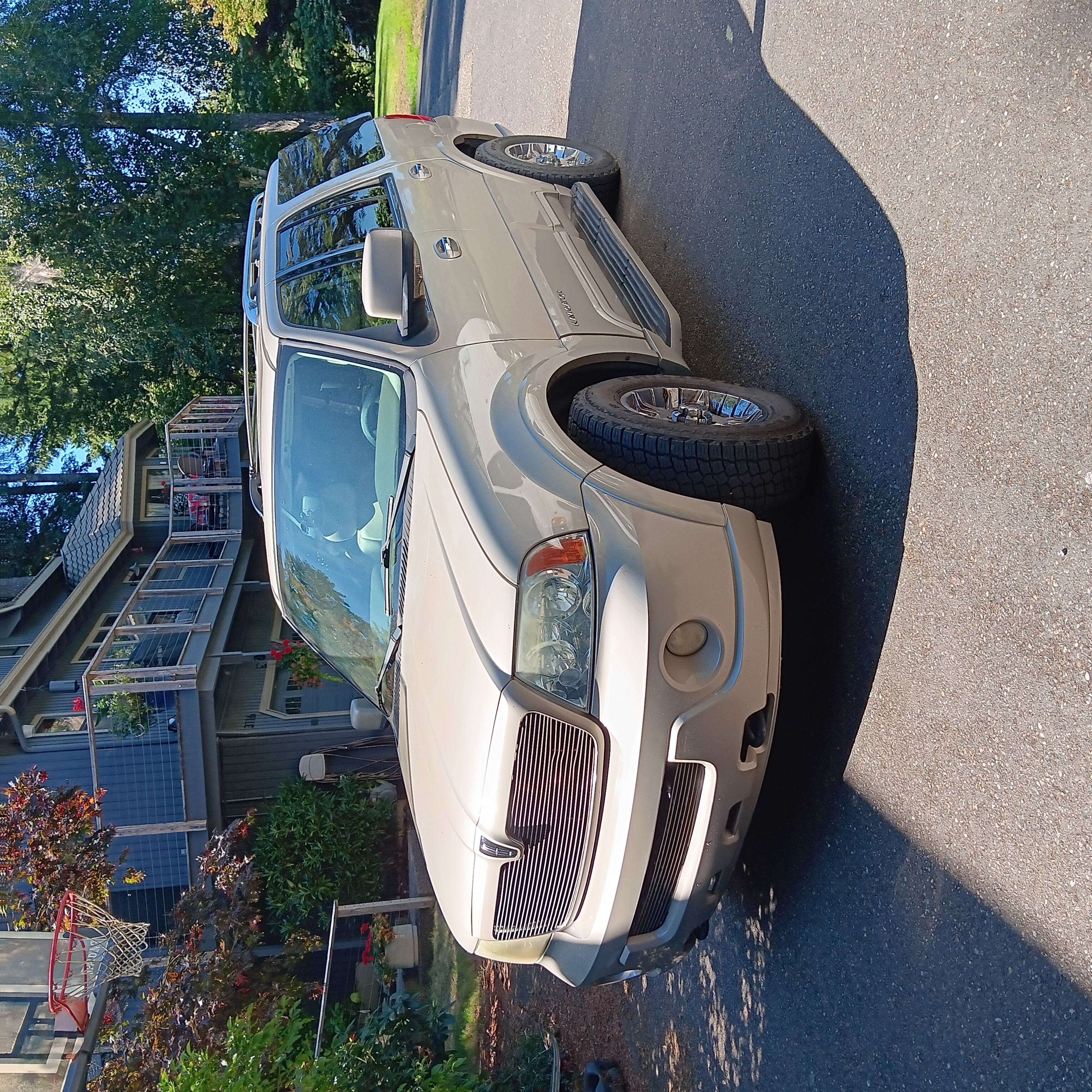 Used 2004 Lincoln Navigator 4WD image 1