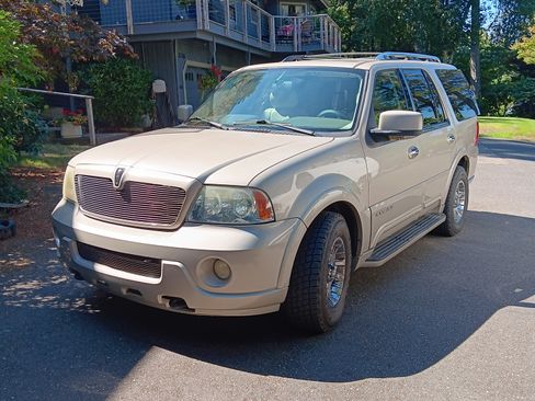 Used 2004 Lincoln Navigator 4WD image 1