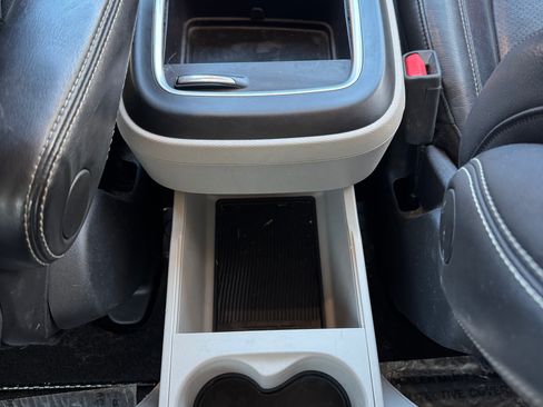 Used 2022 Chrysler Pacifica Touring-L image 12