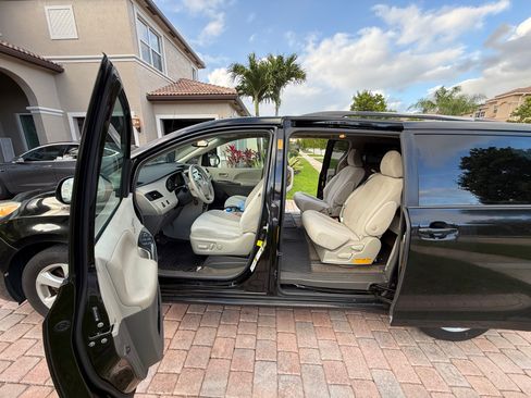 Used 2013 Toyota Sienna LE image 9