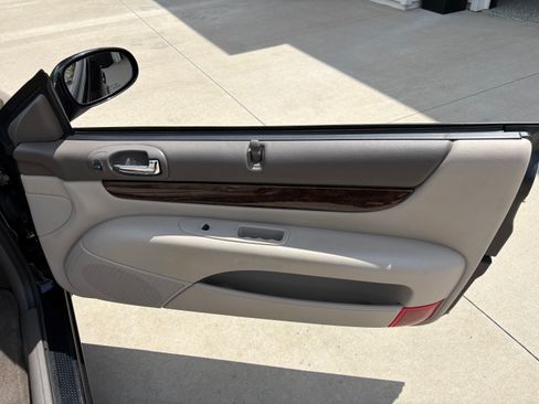 Used 2004 Chrysler Sebring Limited FWD image 9