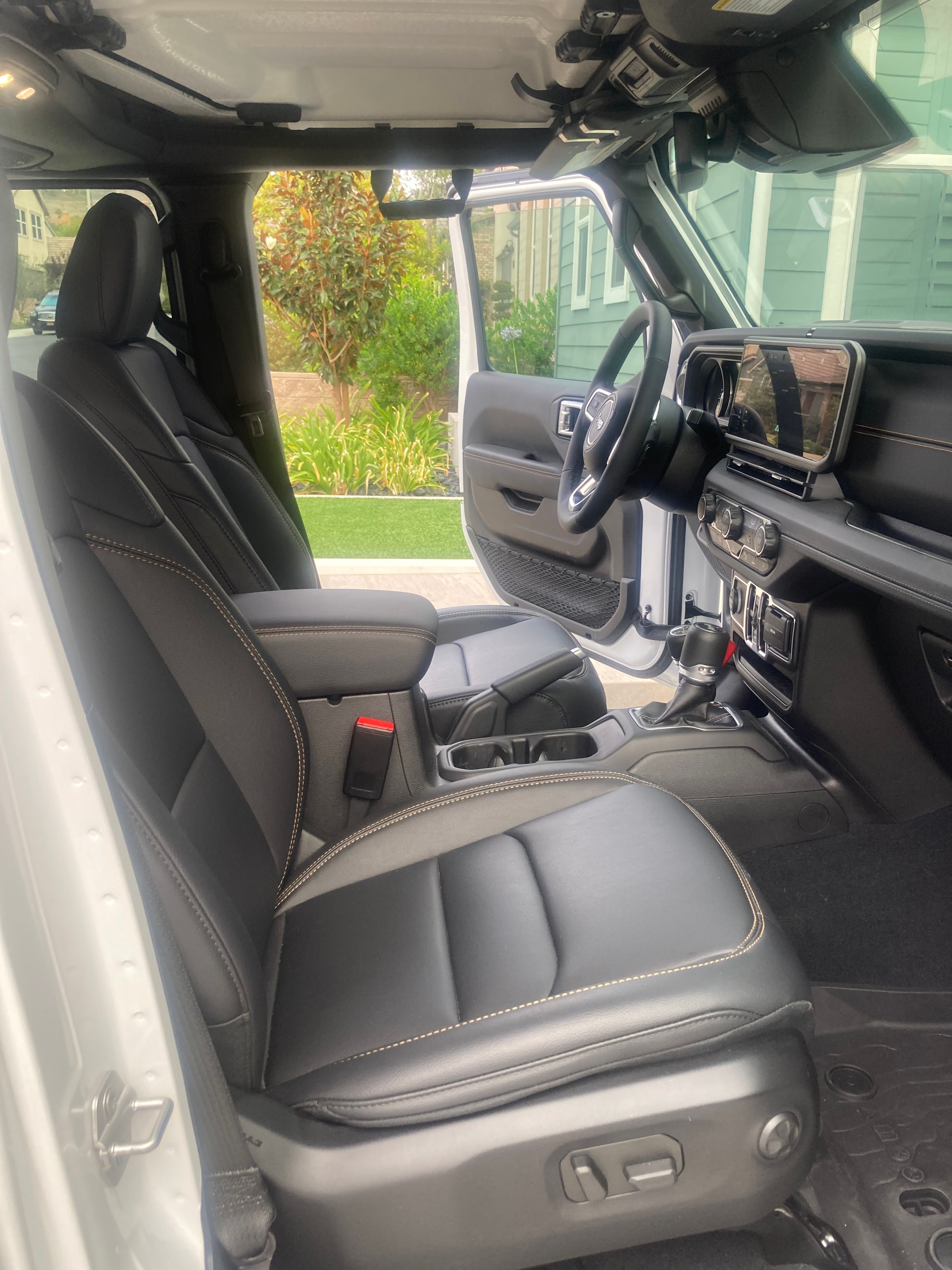 Used 2025 Jeep Wrangler Unlimited Sahara AWD/4WD image 9