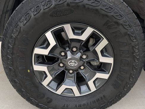 Used 2022 Toyota Tacoma TRD Off-Road AWD/4WD image 10