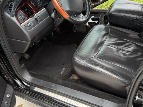 Used 2011 Lincoln Town Car Signature Limited image 9