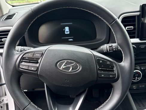 Used 2025 Hyundai Venue Limited FWD image 12