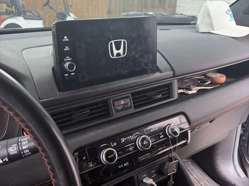 Used 2025 Honda Pilot TrailSport image 13