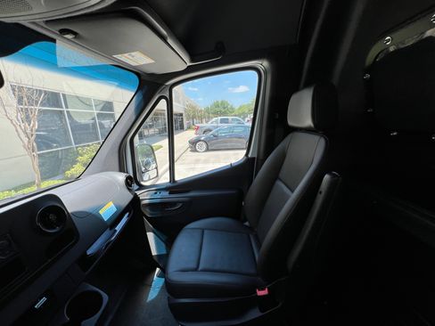 Used 2021 Mercedes-Benz Sprinter 2500 image 17