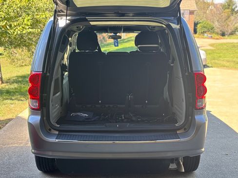 Used 2017 Dodge Grand Caravan SXT image 6