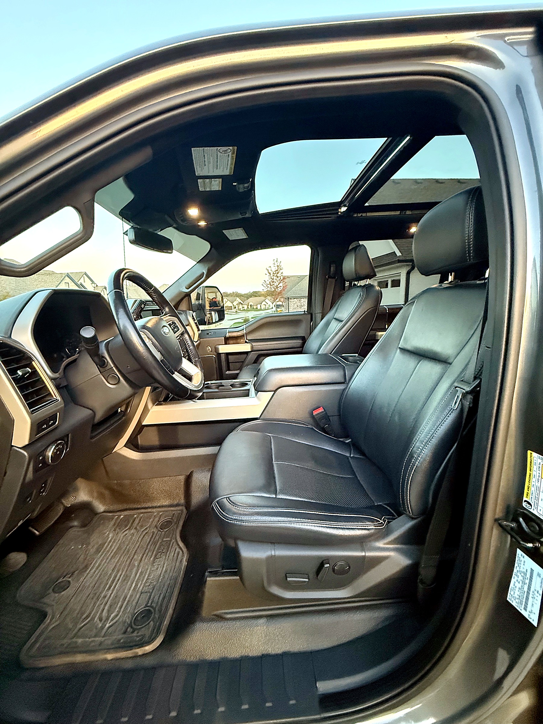 Used 2022 Ford F350 Lariat w/ Tremor Off-Road Package AWD/4WD image 15