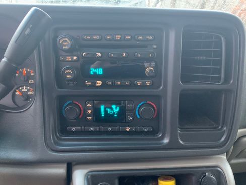 Used 2005 Chevrolet Suburban Z71 w/ Preferred Equipment Group image 12