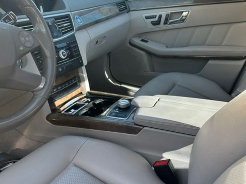 Used 2010 Mercedes-Benz E 350 4MATIC Sedan image 4