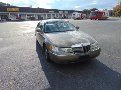Used 2001 Lincoln Town Car Signature image 6