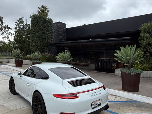 Used 2019 Porsche 911 Carrera 4S image 1