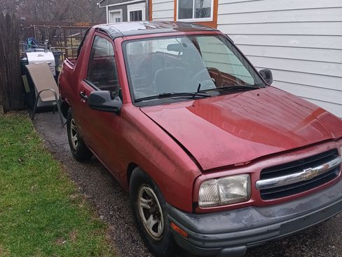 Used 2000 Chevrolet Tracker 4WD Convertible image 2