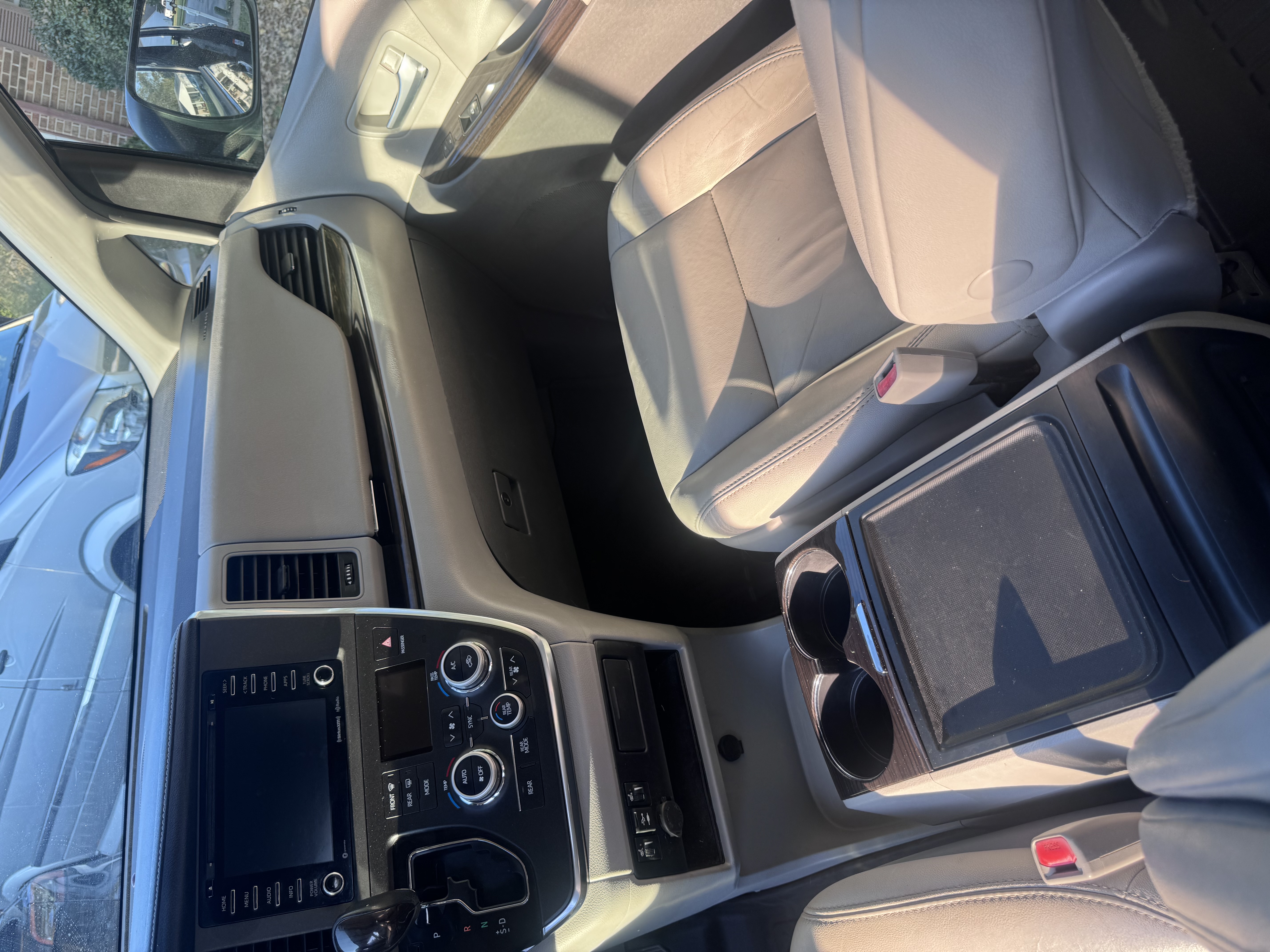 Used 2018 Toyota Sienna XLE FWD image 11