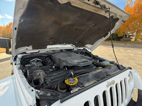 Used 2015 Jeep Wrangler Unlimited Sahara image 14