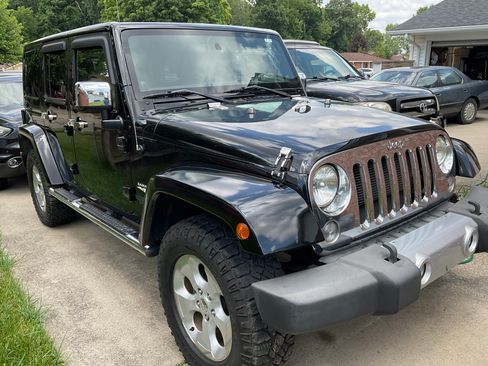 Used 2014 Jeep Wrangler Unlimited Sahara w/ Dual Top Group AWD/4WD image 2