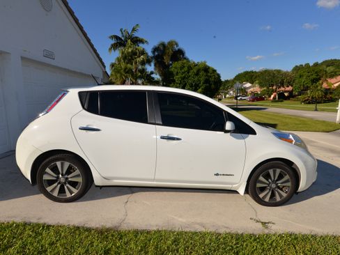 Used 2015 Nissan Leaf SV image 2