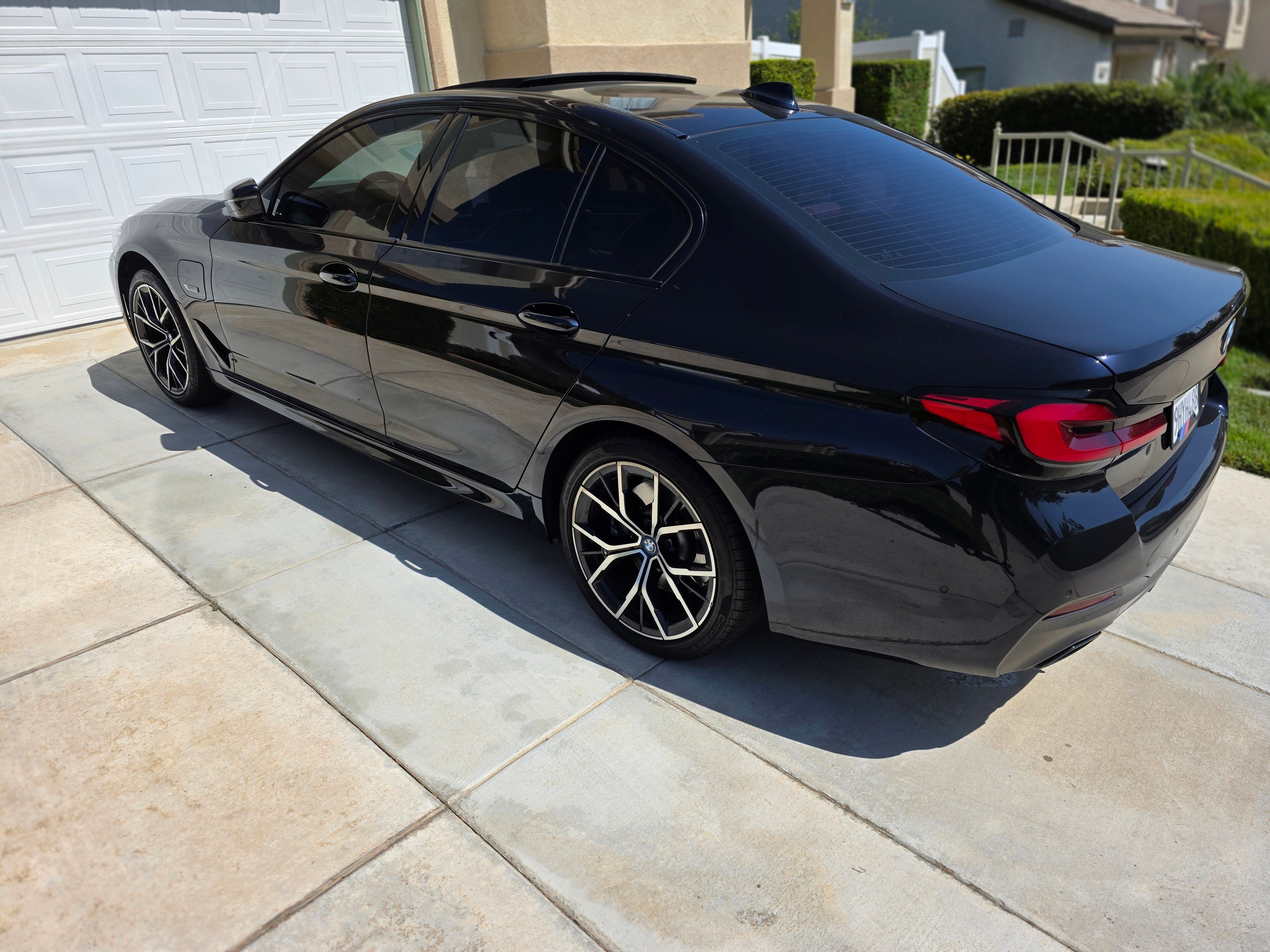 Used 2022 BMW 530e w/ M Sport Package RWD image 1