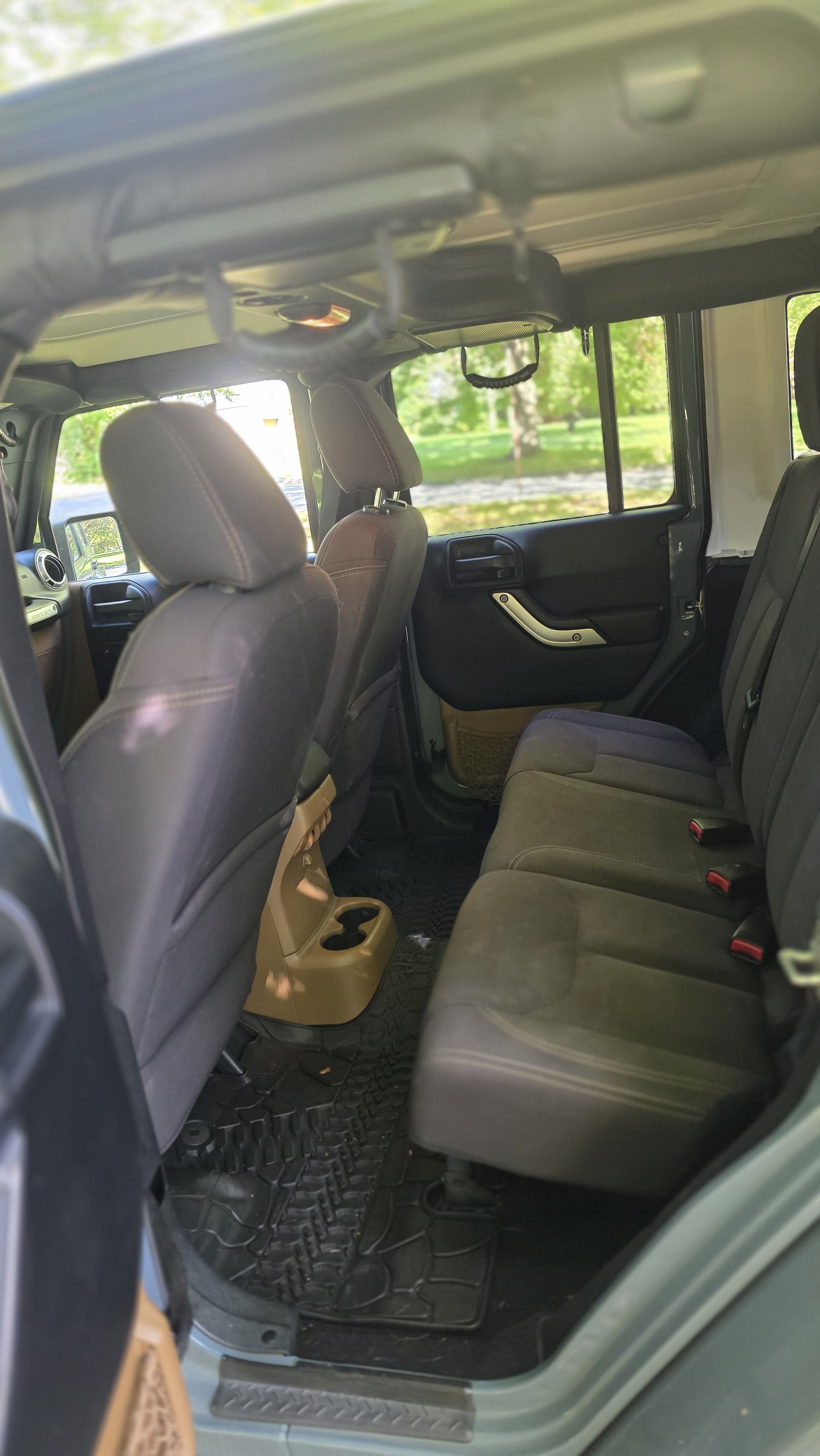 Used 2015 Jeep Wrangler Unlimited Sahara w/ Connectivity Group AWD/4WD image 29