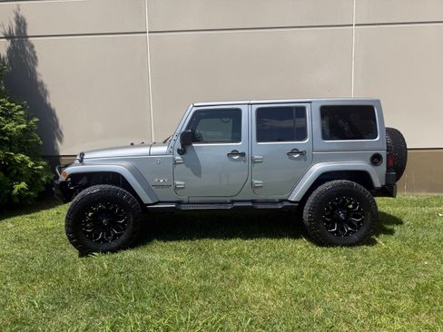 Used 2017 Jeep Wrangler Unlimited Sahara w/ Dual Top Group AWD/4WD image 4