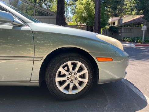 Used 2003 Lexus ES 330 w/ Premium Pkg FWD image 11