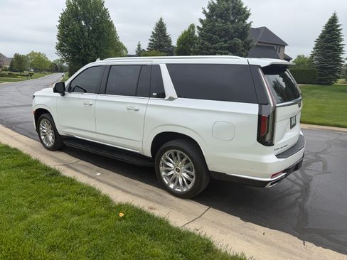 Used 2024 Cadillac Escalade ESV Premium Luxury AWD/4WD image 4