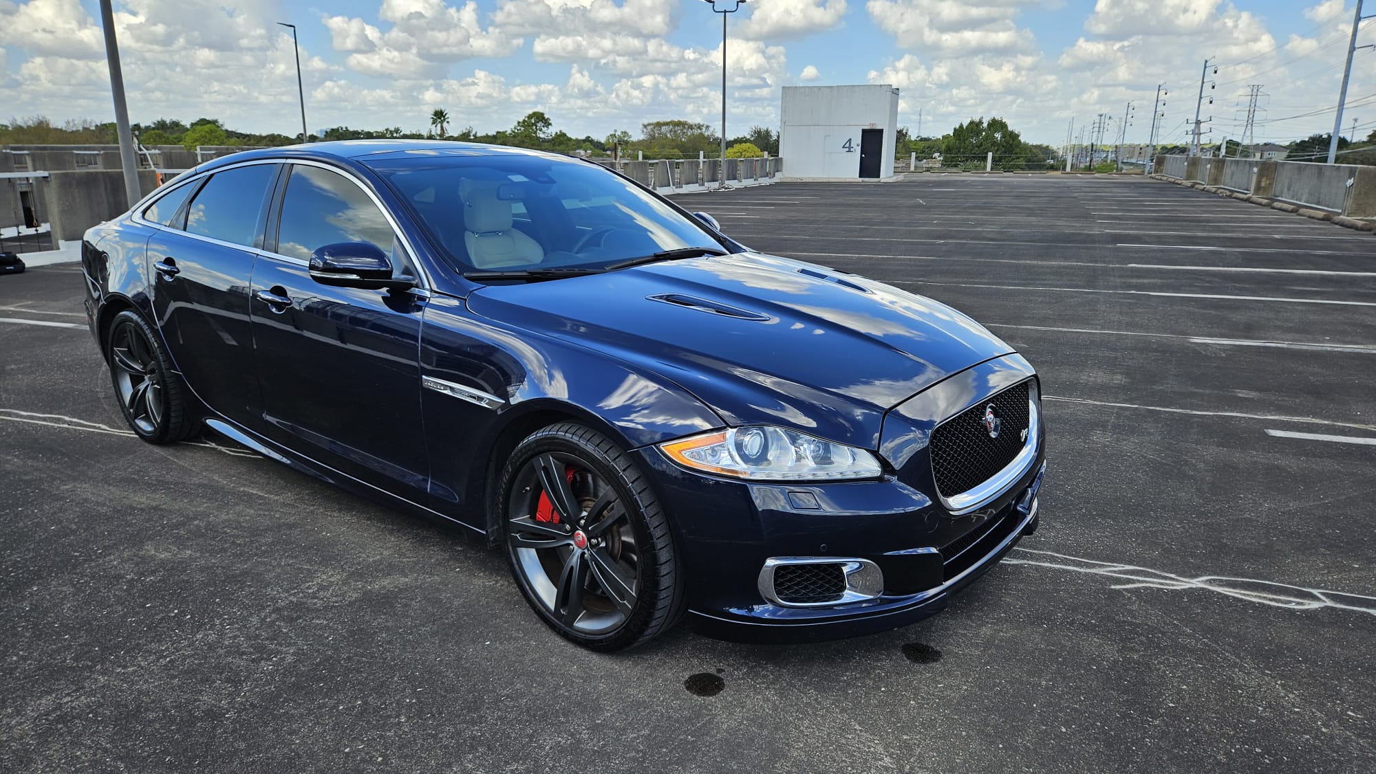 Used 2014 Jaguar XJ R RWD image 10