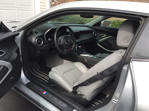 Used 2016 Chevrolet Camaro SS RWD image 4
