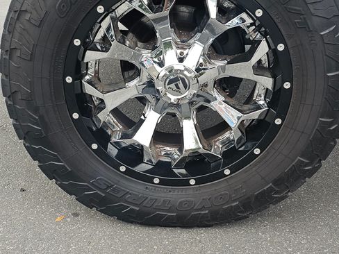 Used 2007 GMC Sierra 2500 SLT w/ Z71 Off-Road Package image 16