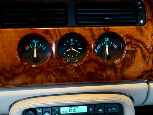 Used 1999 Jaguar XK8 Convertible RWD image 32