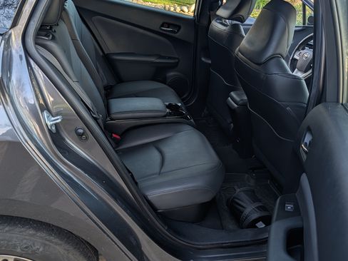 Used 2017 Toyota Prius Prime Premium image 2