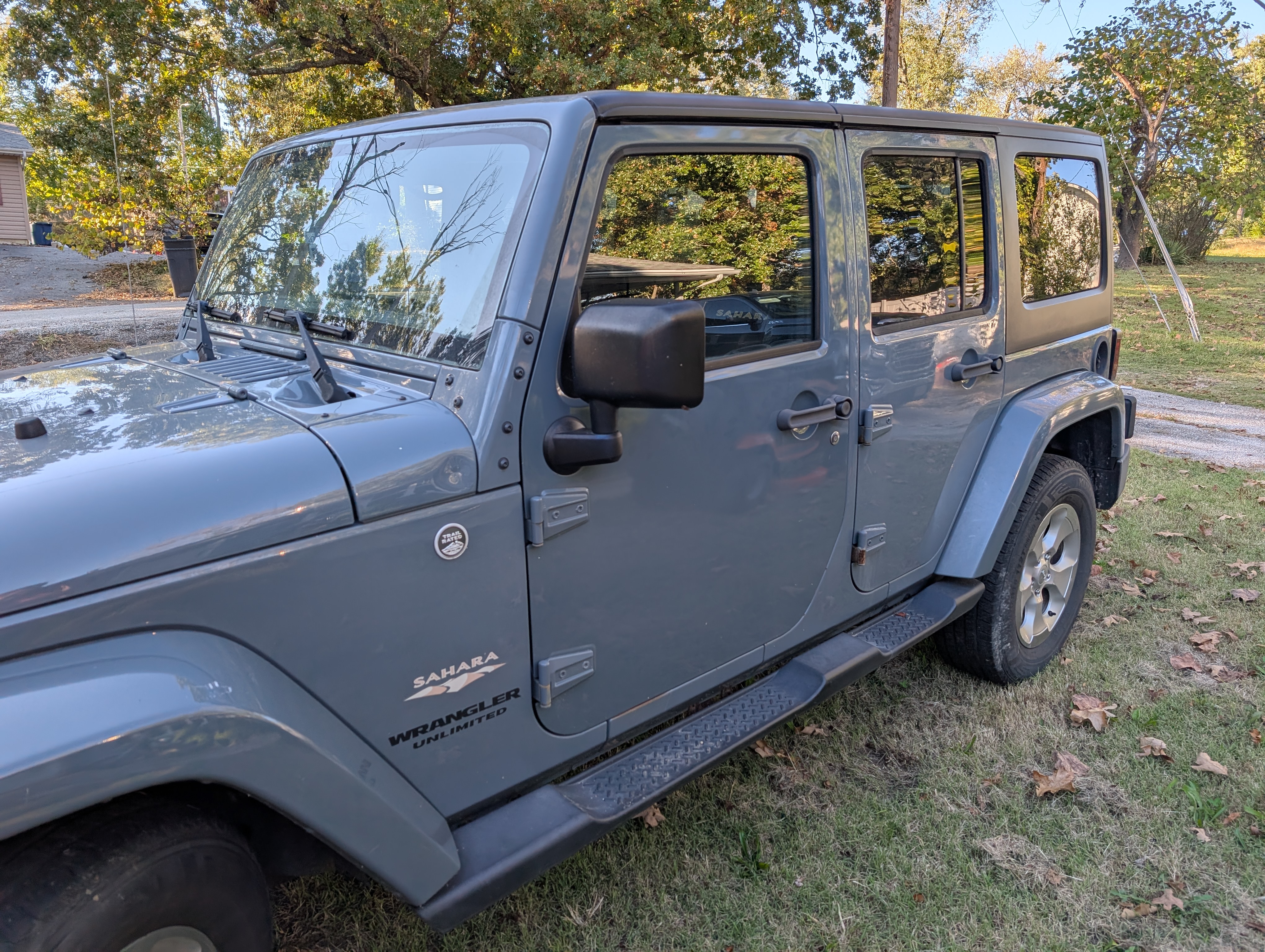 Used 2015 Jeep Wrangler Unlimited Sahara w/ Connectivity Group AWD/4WD image 2