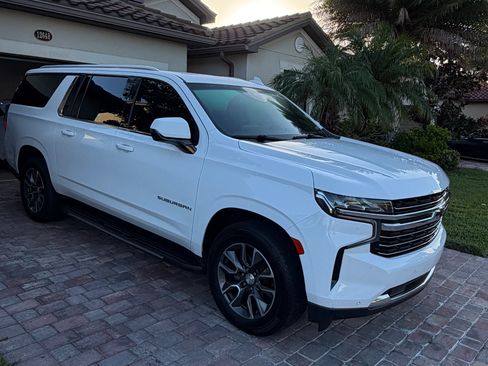 Used 2021 Chevrolet Suburban LT w/ LT Signature Package RWD image 2