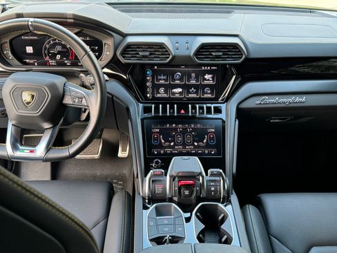 Used 2023 Lamborghini Urus S image 11
