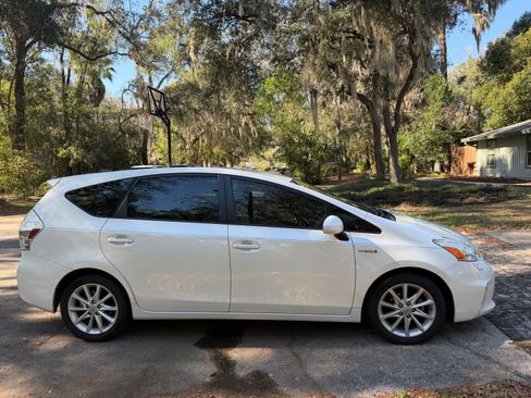 Used 2014 Toyota Prius V Five image 13