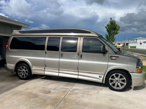 Used 2018 Chevrolet Express 2500 Extended w/ Enhanced Convenience Package image 20