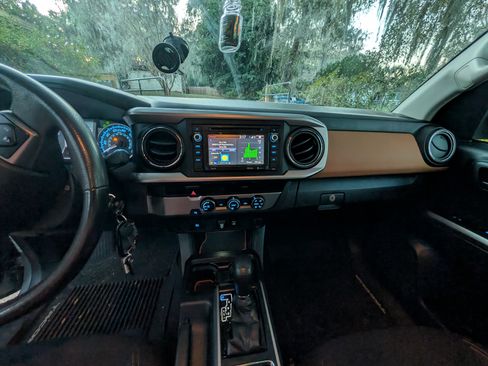 Used 2019 Toyota Tacoma SR5 image 12