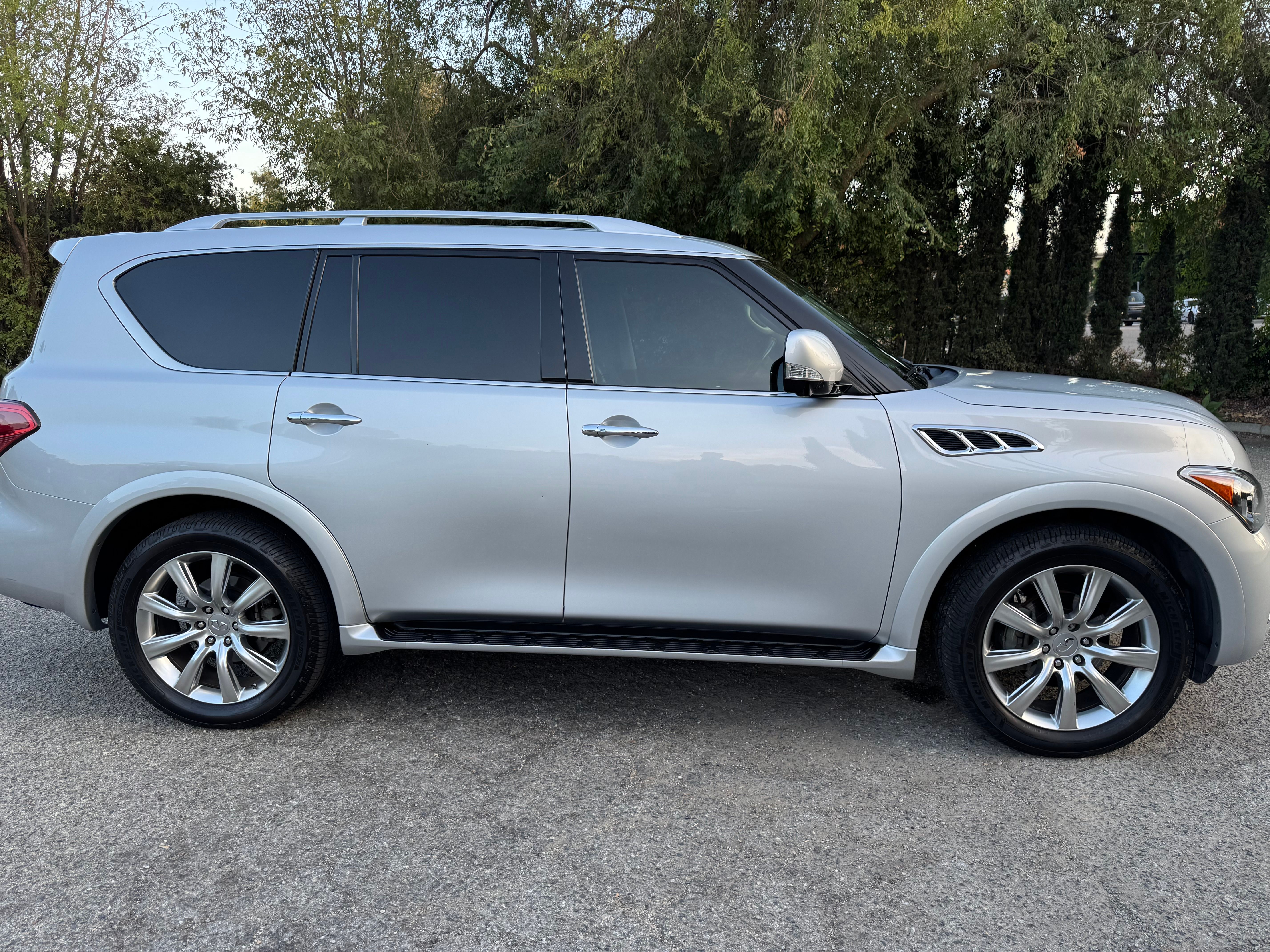 Used 2011 INFINITI QX56 2WD w/ Deluxe Touring Pkg image 21